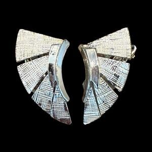 Lisner Earrings Brushed Textured Silver Tone Leaf Pattern Clip On Vintage